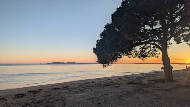 Plage avec le soleil couchant à La Londe-les-Maures (Provence-Alpes-Côte d'Azur)