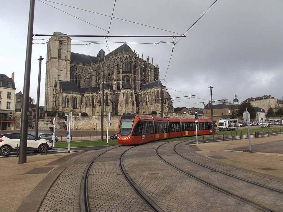 Le tramway à Le Mans sous mauvais temps