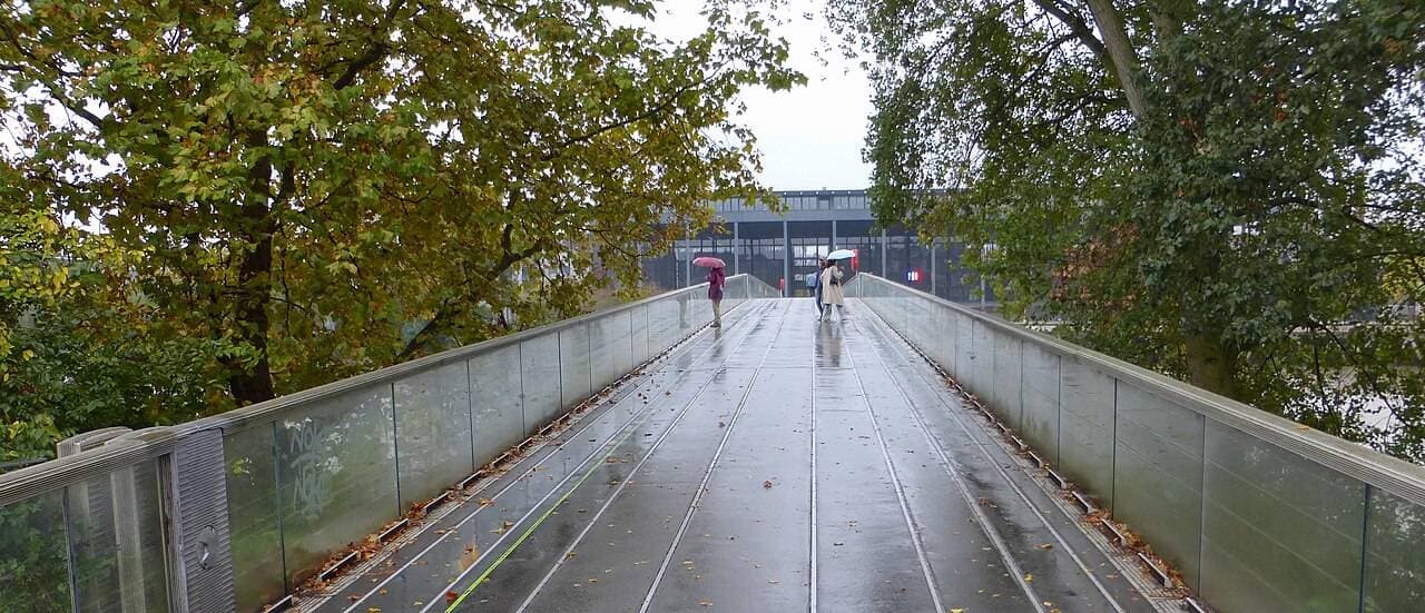 Passerelle Victor Schoelcher sous la pluie à Nantes