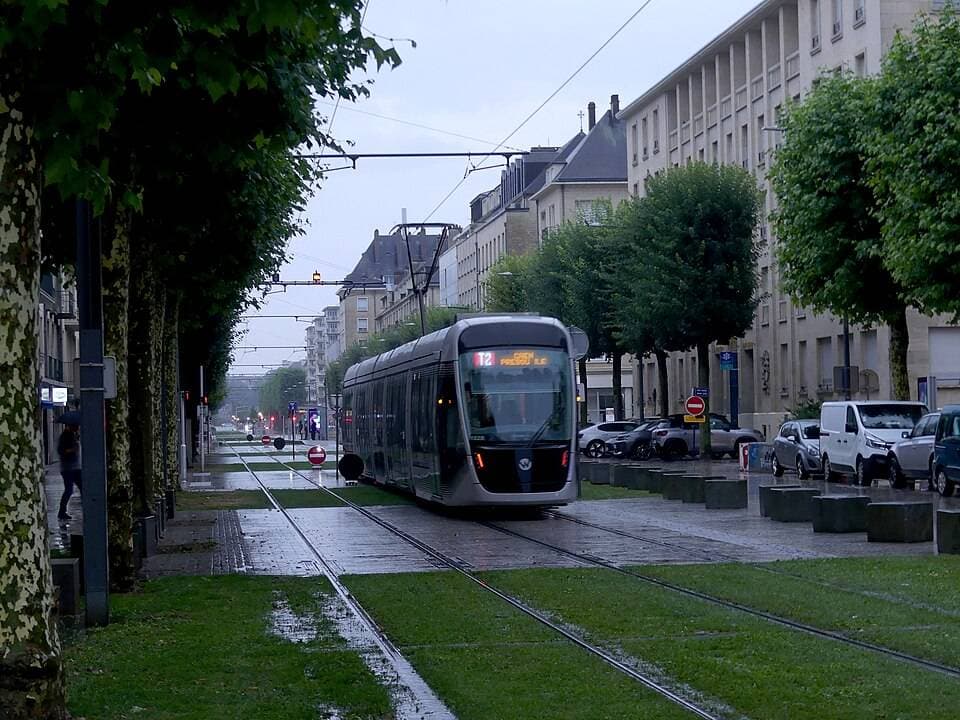 Tramway de Caen un soir de pluie