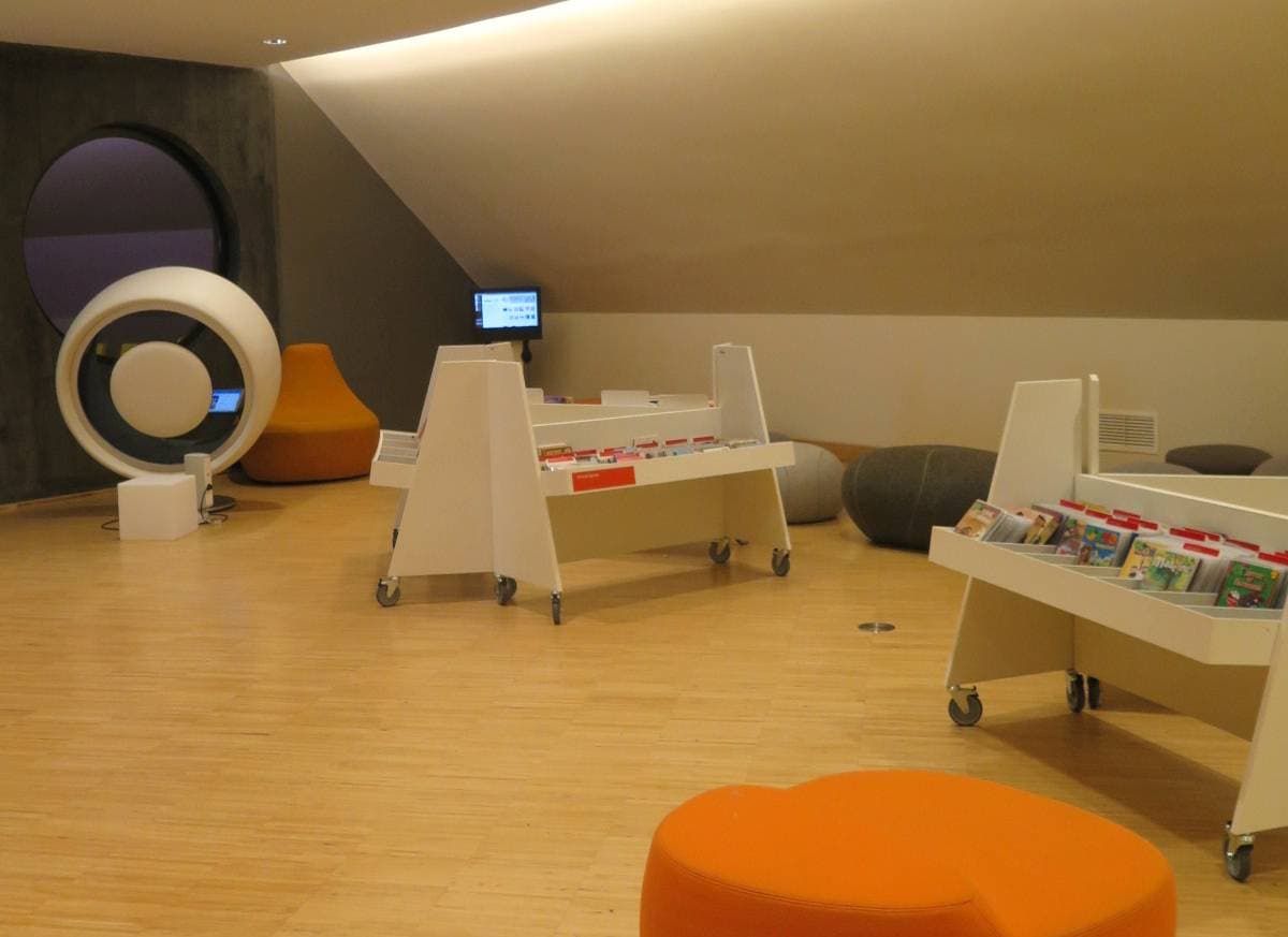 Section Enfance, musique et cinéma, de la Bibliothèque Oscar Niemeyer du Havre