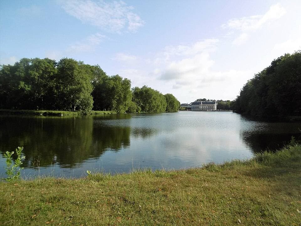 Parc du château de Rambouillet bassin entre l'île des Festins et l'île des Roches