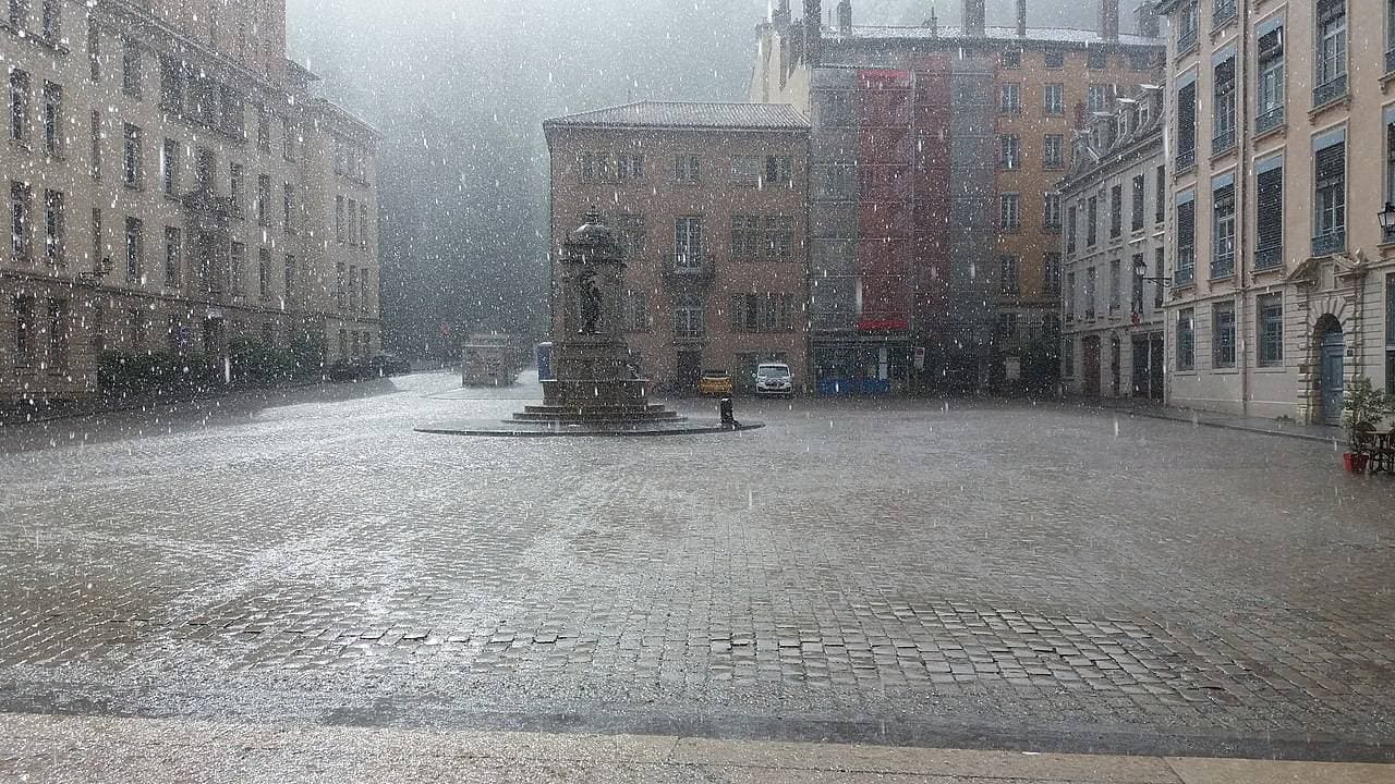 Lyon 5e - Place Saint Jean - Sous la pluie, depuis le porche de la cathédrale