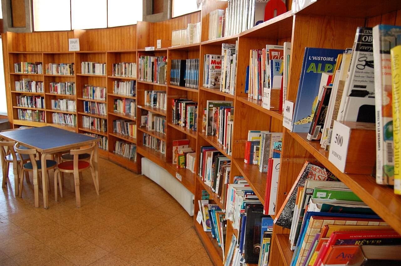 Activité enfant à Clamart en intérieur par temps de pluie - Petite bibliothèque ronde