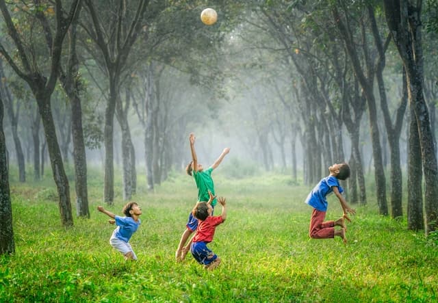 Famille avec enfants dans un lieu kids friendly