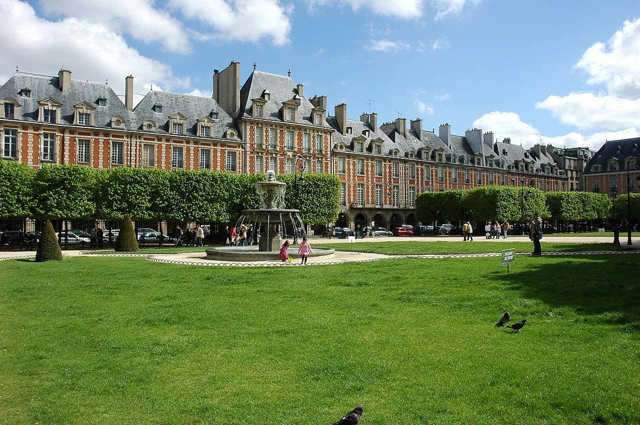 Place des Vosges : pause verte et jeux au cœur du Marais – sortie enfant à Paris