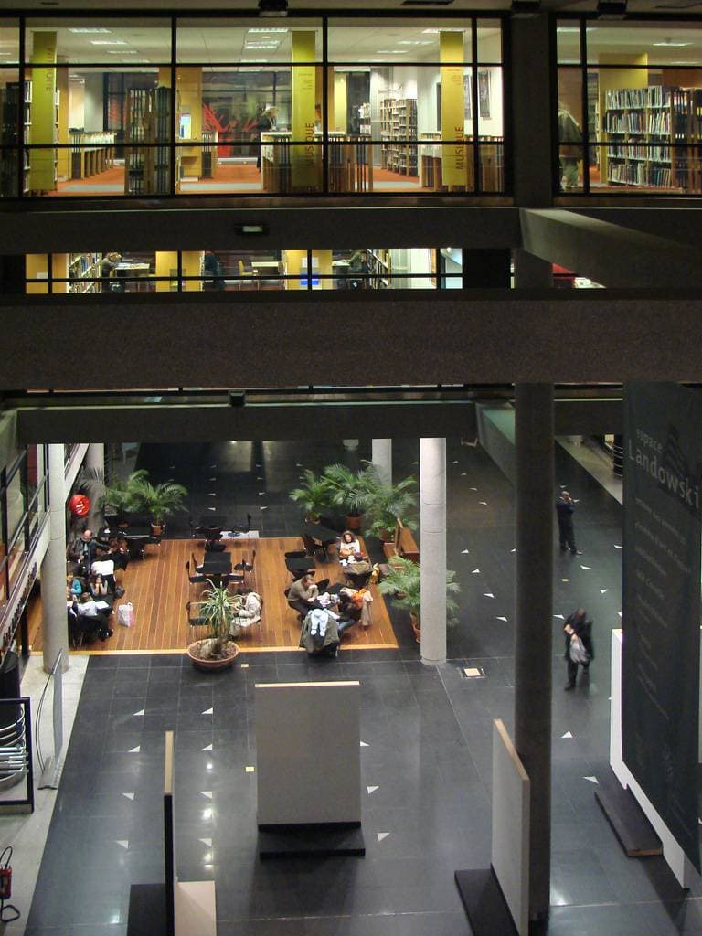 L'entrée de l'espace Landowski à Boulogne-Billancourt ; en haut la médiathèque.