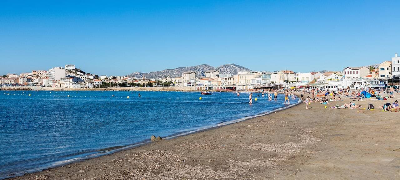 Plage de la Pointe Rouge à Marseille - Pieds dans l’eau