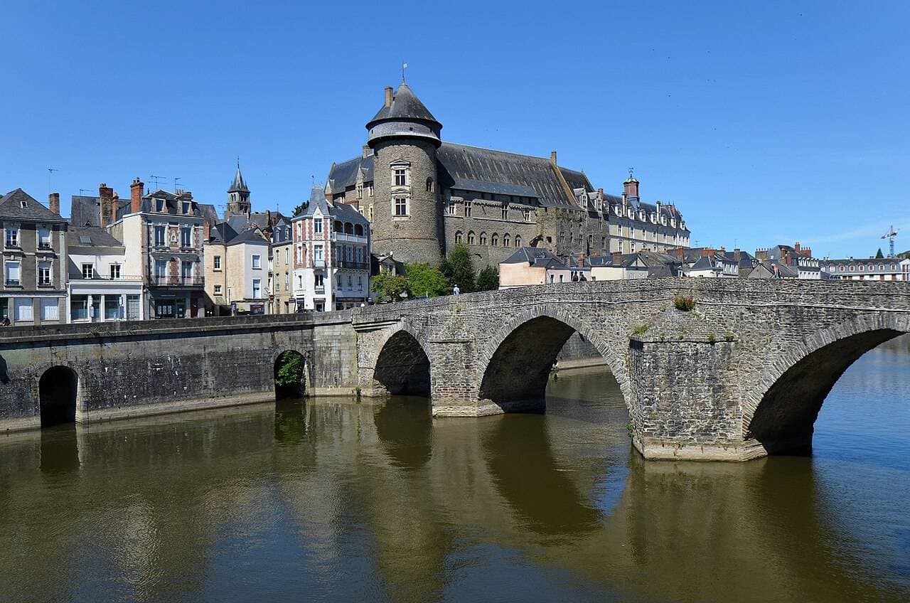 Laval (Mayenne) - La Mayenne, le Pont-Vieux, le château