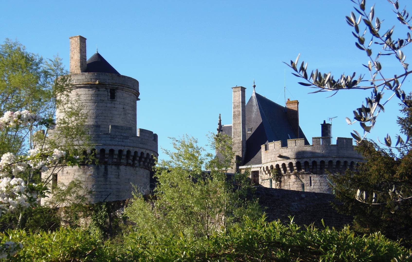 Le château des Ducs vu du jardin expérimental à Alençon en Normandie