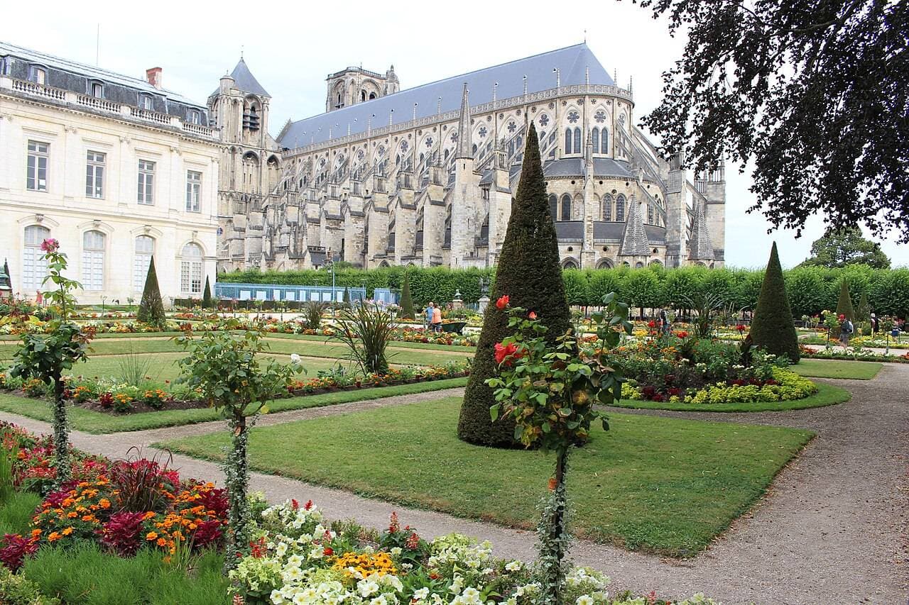 Jardin de l’Archevêché : Pause famille avec vue magique sur la cathédrale à Bourges - Parcs publics & jardins