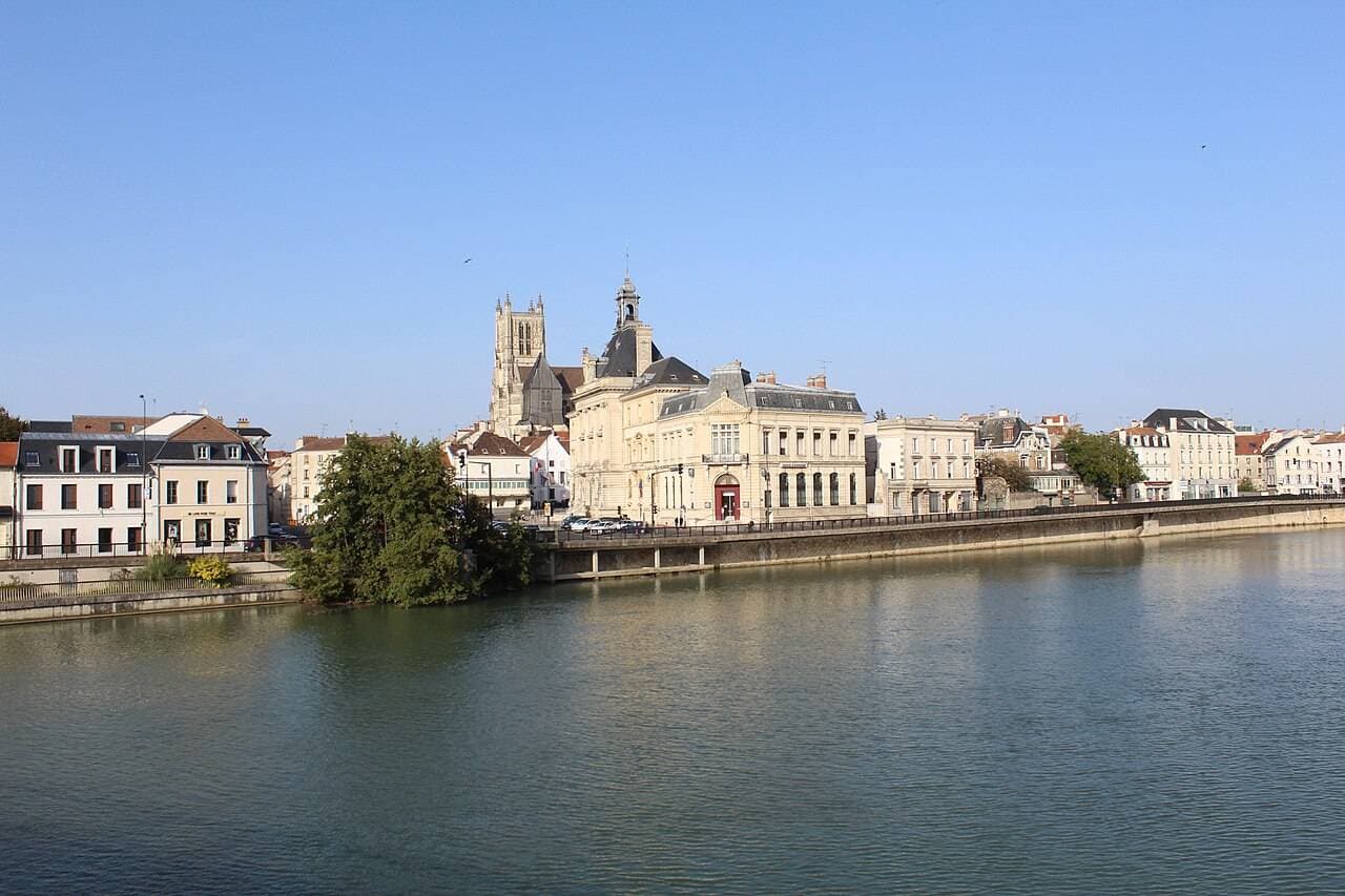 Hôtel de ville de Meaux et la Marne.