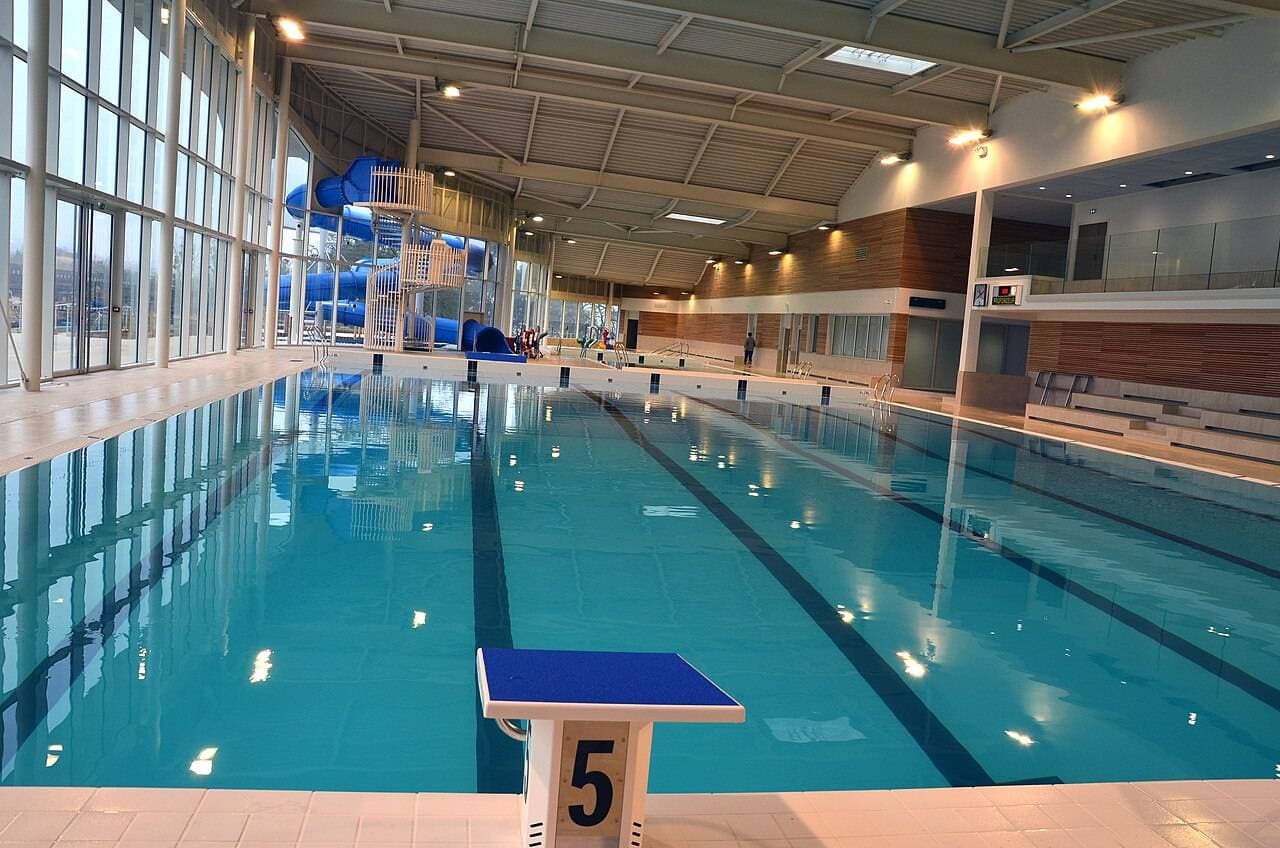 La Vague : piscine avec toboggan et pataugeoire – sortie enfant à Mayenne