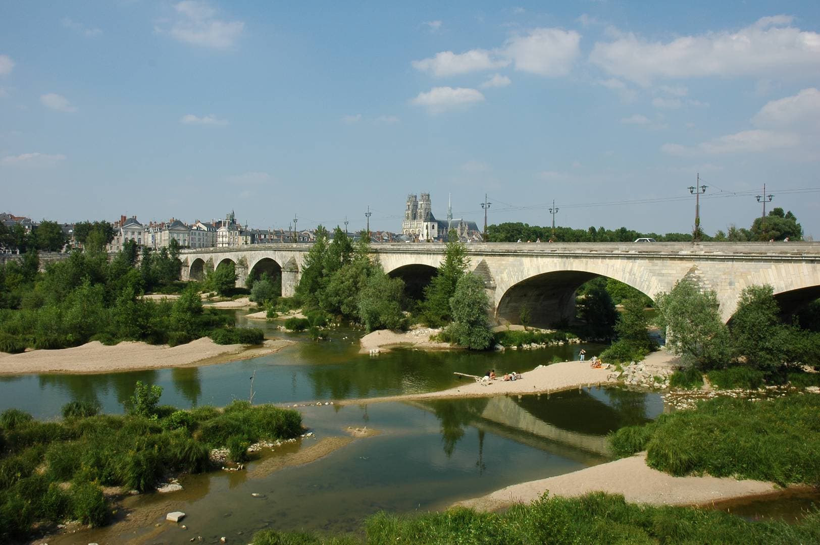 Vue d'Orléans : le pont George V et la cathédrale en arrière-plan.