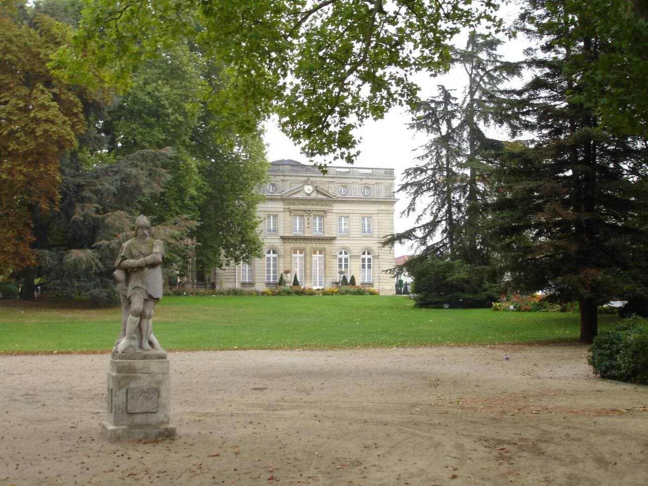 Parc de l'Hôtel de Ville : aire de jeux et jardin arboré