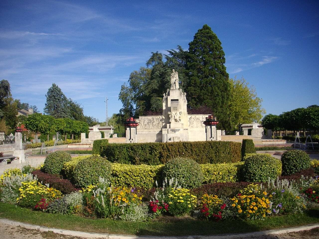 Square Lucien Beaufrère : jardin Art déco et monument historique à Vierzon - Parcs & jardins