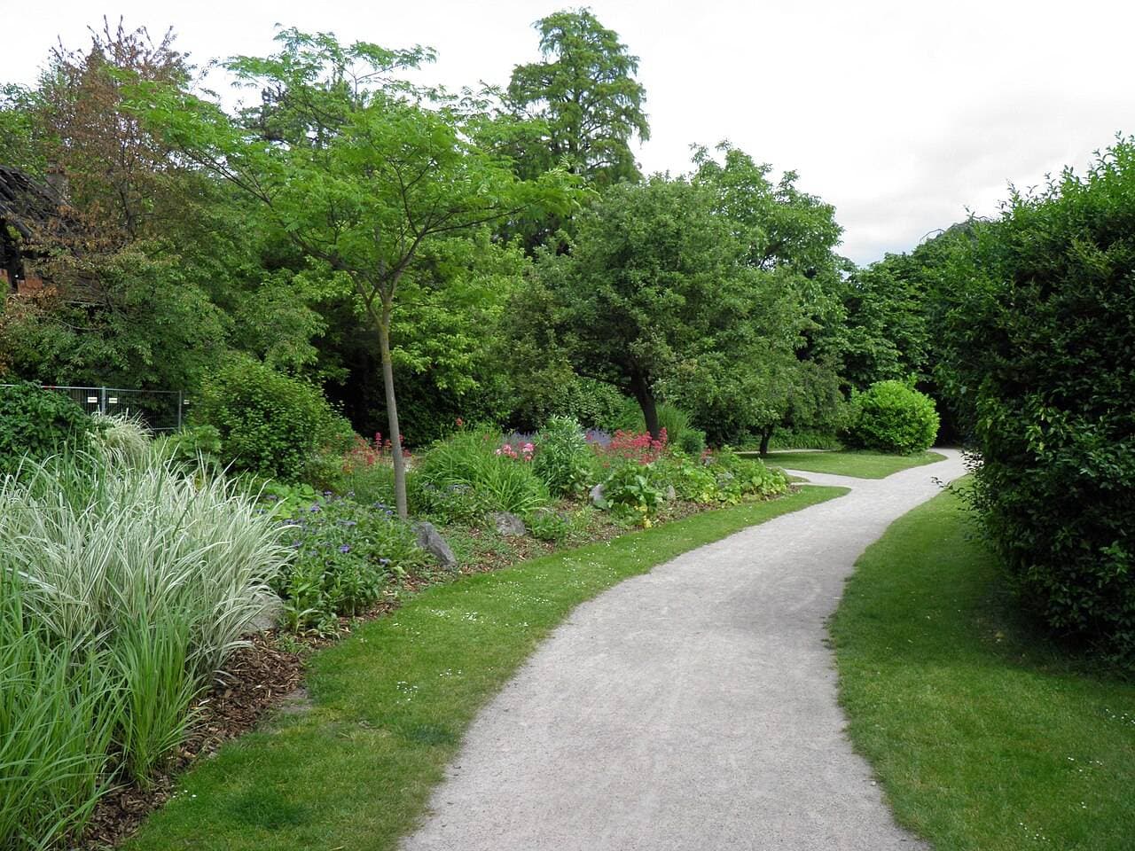 Parc Saint-François-Xavier : grand parc ombragé et jeux pour enfants à Colmar - Parcs & jardins
