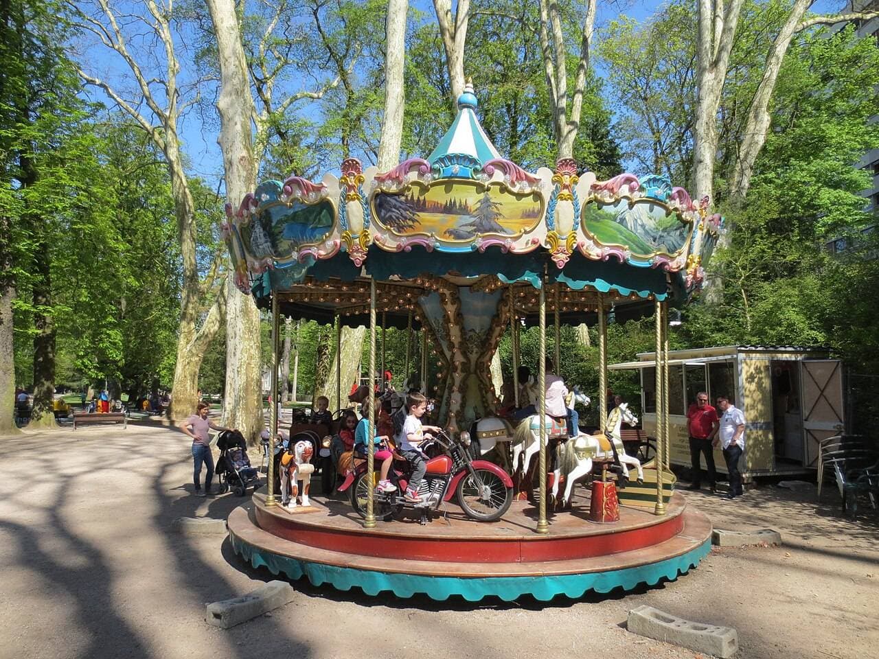 Parc Micaud : jeux, carrousel et bord du Doubs – sortie enfant à Besançon