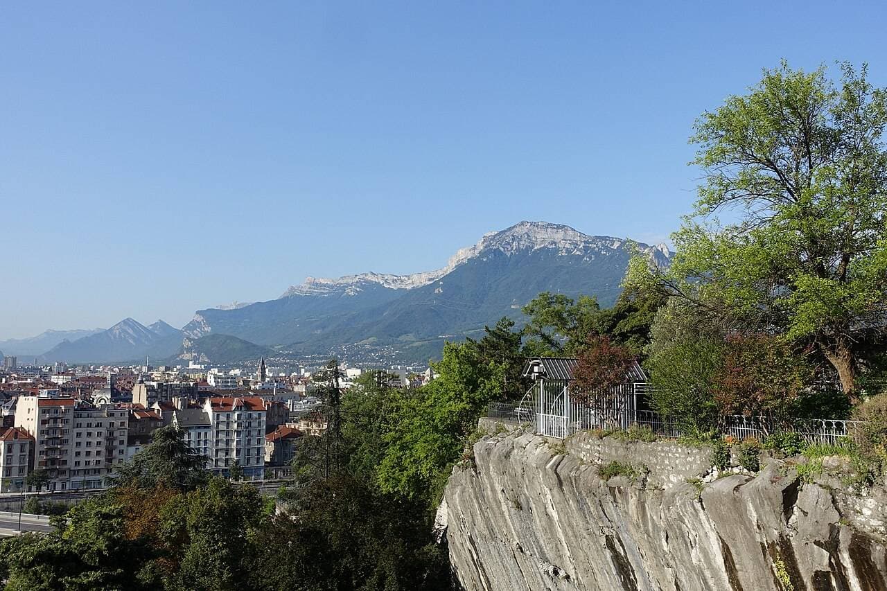 Jardin des Dauphins : vue panoramique et jeux au pied de la Bastille