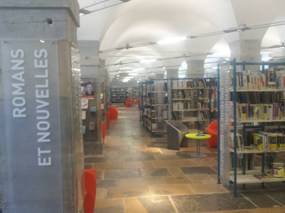 Médiathèque Pierre Bayle : bibliothèque historique et jardin en centre-ville – sortie enfant à Besançon