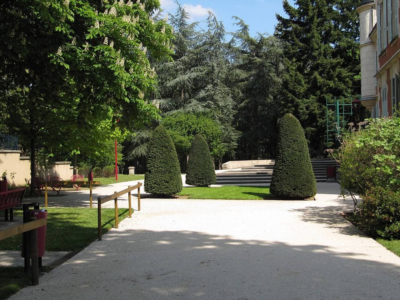 Parc de Déomas : grand parc arboré et aire de jeux – sortie enfant à Annonay