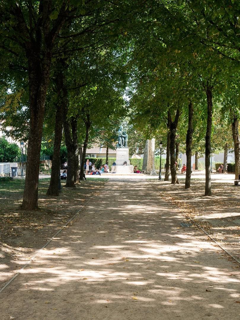 Promenade du Bastion : parc historique avec jeux et vue sur Bourg-en-Bresse