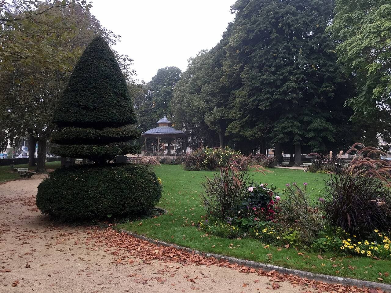 Square Simone Veil : jardin à la française et aire de jeux