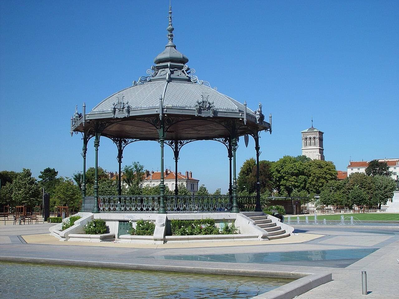 Valence - le Champs de Mars et le Kiosque Peynet