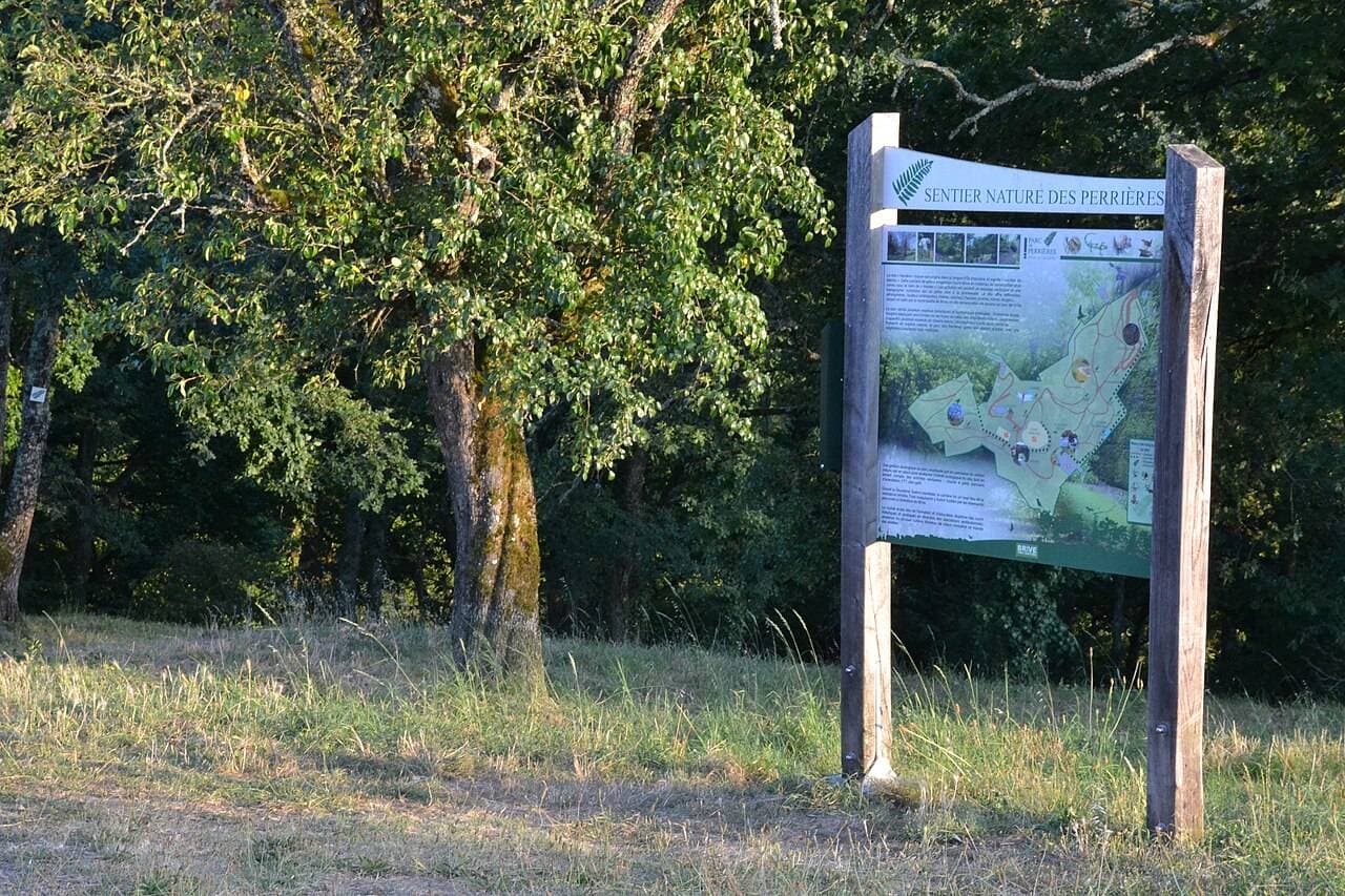 Parc des Perrières : grand parc boisé avec jeux, disc golf et bike park – sortie enfant à Brive-La-Gaillarde