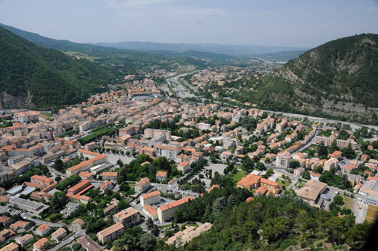 Vue aérienne de la ville de Digne-les-Bains préfecture des Alpes de Haute-Provence