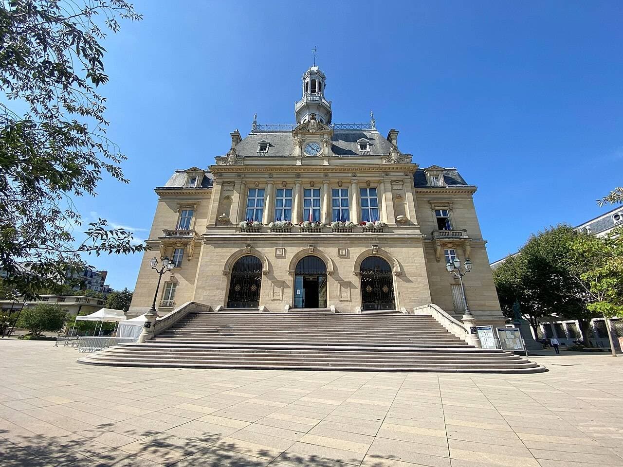 Photo de l'Hôtel de ville prise depuis le parvis avec un objectif grand angle à Asnières-Sur-Seine
