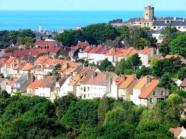 Vue de Boulogne-sur-Mer (Pas-de-Calais, France) : le quartier de Brecquerecque, le beffroi, le phare et la mer
