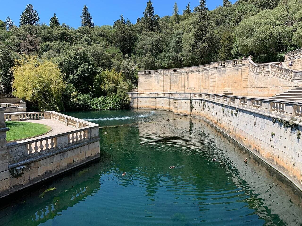 Jardins de la Fontaine : parc historique et aire de jeux